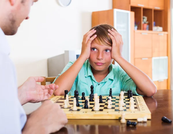 Padre e hijo jugando ajedrez — Foto de Stock