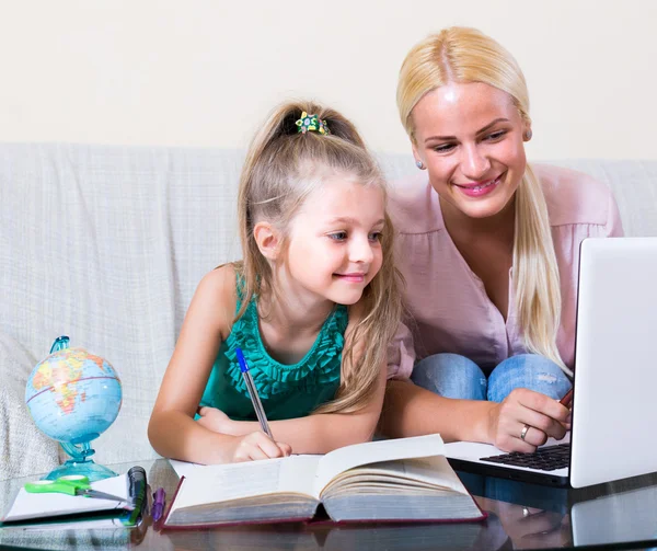 Vrouw en kind les binnen — Stockfoto