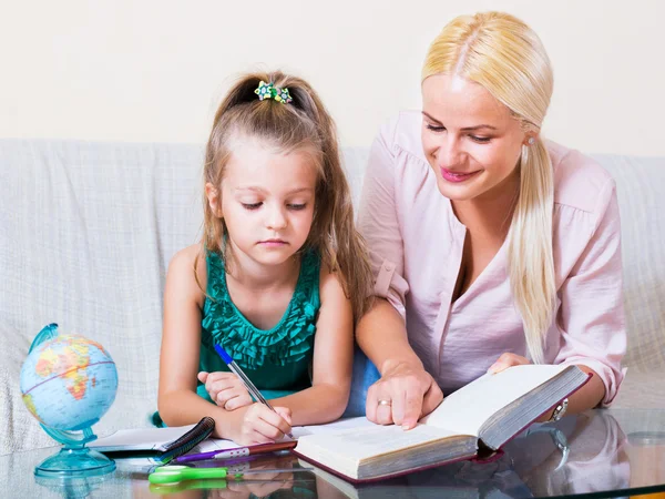 Mujer y niño teniendo lección — Foto de Stock