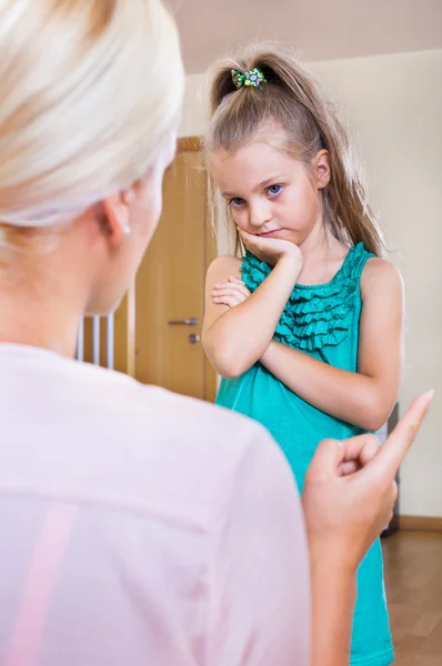 Babá repreendendo a menina — Fotografia de Stock