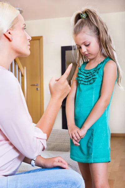 Nounou gronder à la petite fille — Photo