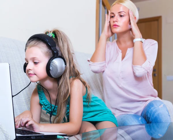 Gefrustreerd vrouw vangen haar dochter — Stockfoto