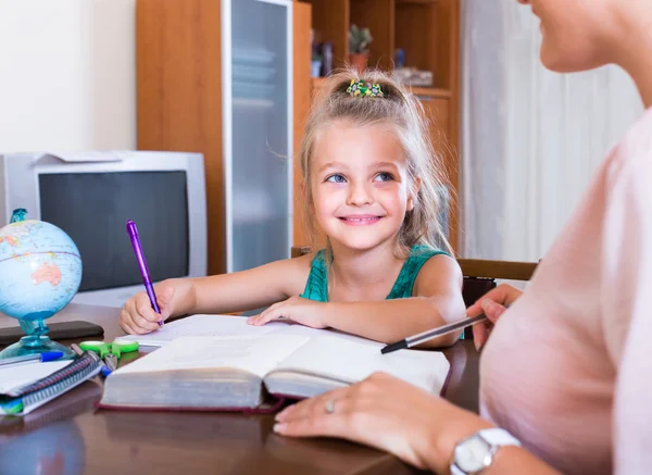 Leraar en meisje studeren thuis — Stockfoto