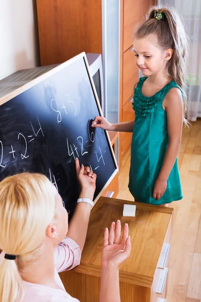 Moeder en kleine dochter doen som — Stockfoto