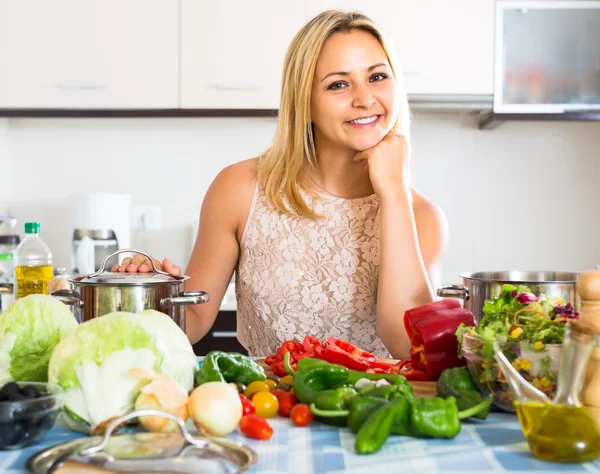 Mulher sorridente com legumes — Fotografia de Stock