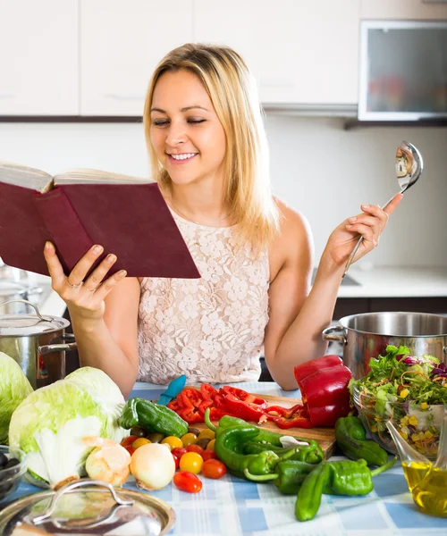 Menina cozinhar com legumes — Fotografia de Stock