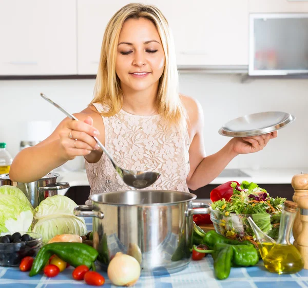 Woman cutting vegetables for dinner — Stock Photo, Image