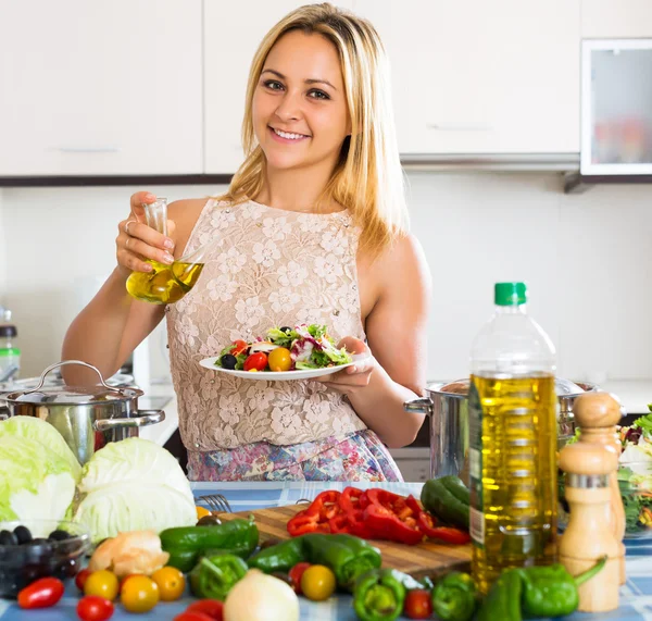 Vrouw genieten van plantaardige salade — Stockfoto