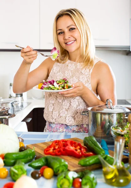 Kadın sağlıklı salata yiyor. — Stok fotoğraf