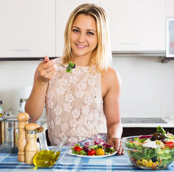 Žena se těší zeleninový salát — Stock fotografie