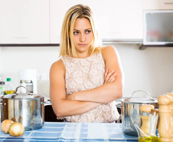 Verward huisvrouw in de keuken — Stockfoto