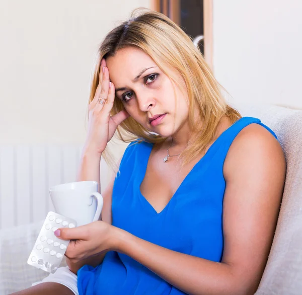 Kvinna med antibiotika och glas vatten — Stockfoto