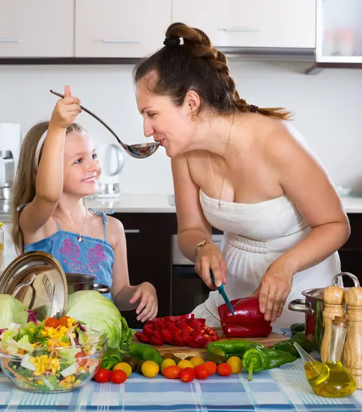 Kobieta i jej córka przygotowuje obiad — Zdjęcie stockowe