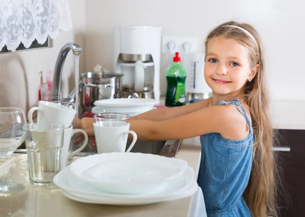 女性子供の洗浄食器 — ストック写真
