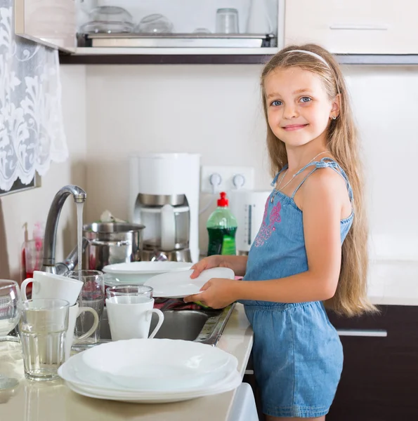 女性子供の洗浄食器 — ストック写真