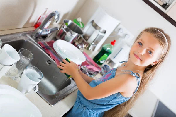 Girl doing dishes at kitchen — Stock Photo, Image