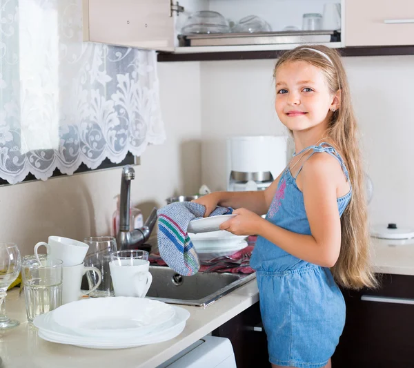 Czyszczenia naczynia dziecko — Zdjęcie stockowe