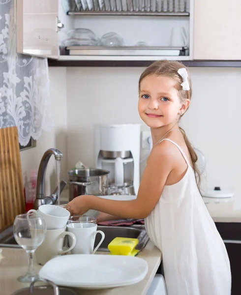 Female child cleaning dishware — Stock Photo, Image