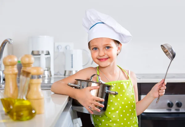 Cheerful smiling girl posing with pan — Stock Photo, Image