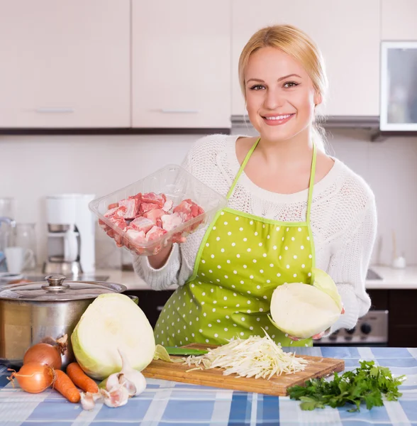 Housewife chopping cabbage for soup — Stock Photo, Image