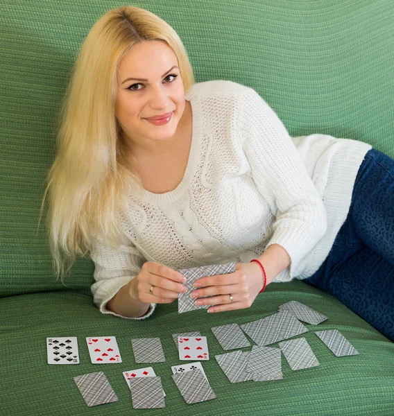 Женщина с карточками в интерьере дома — стоковое фото