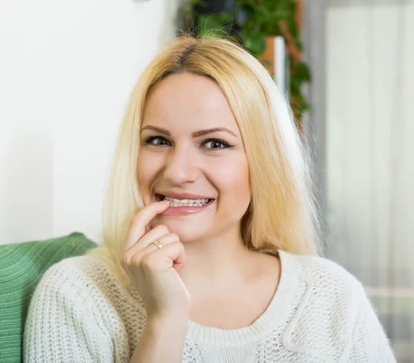 Portret van positieve vrouw — Stockfoto