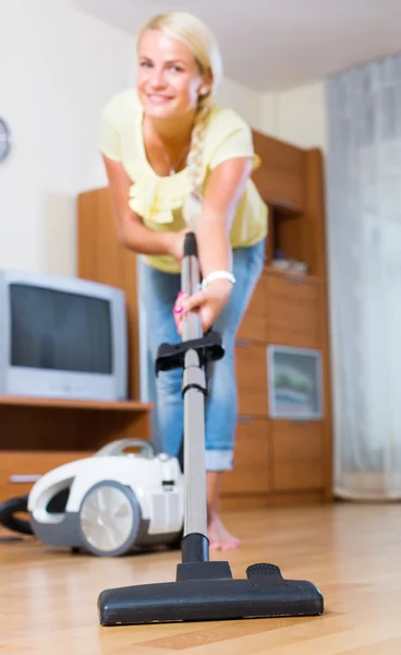 Mujer usando aspiradora — Foto de Stock