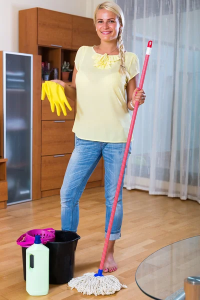 Smiling girl cleaning floor — Stock Photo, Image