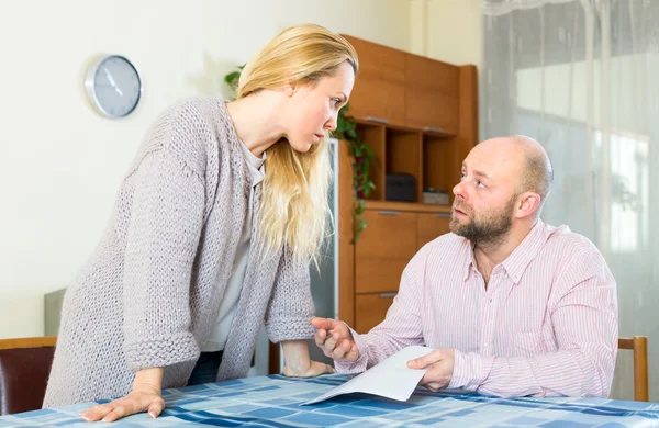 Wife explains how to fill in forms — Stock Photo, Image