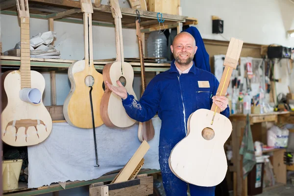 Carpenter dan gitar yang ia buat — Stok Foto