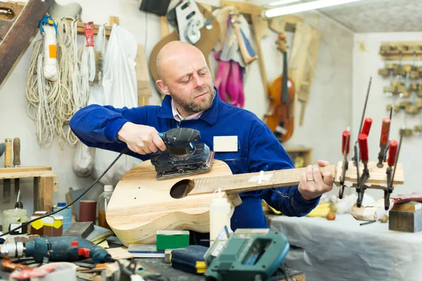 Rzemieślnik pracuje z niedokończonych gitara — Zdjęcie stockowe