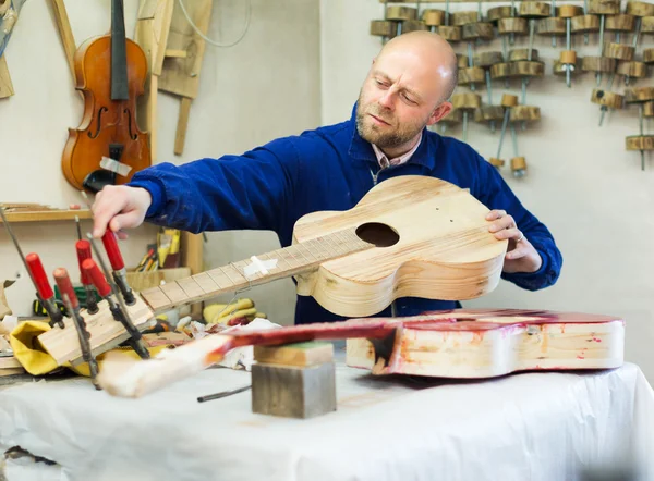 Atelier berpose dengan gitarnya — Stok Foto