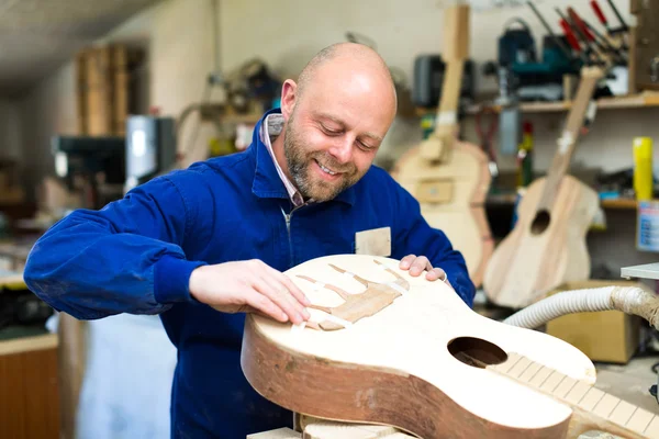 Gitaar maker maken akoestische gitaar — Stockfoto