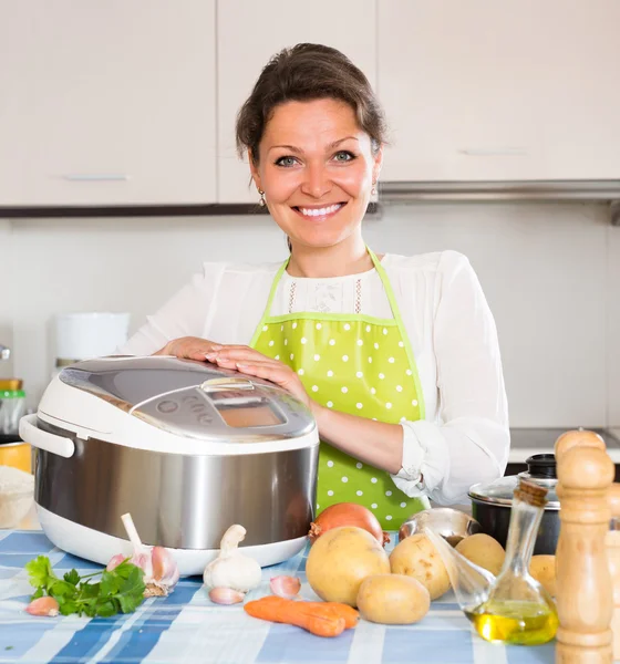 Hemmafru matlagning med multicooker — Stockfoto