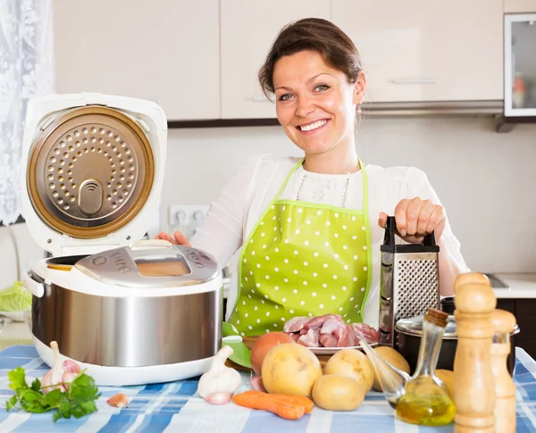 Mujer feliz usando slo-cooker —  Fotos de Stock