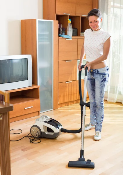 Hausfrau putzt Zimmer — Stockfoto