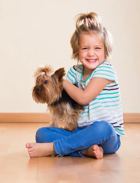 Liten flicka med yorkshire terrier — Stockfoto