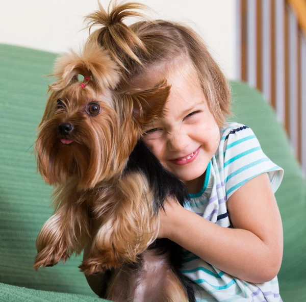 Liten flicka med yorkshire terrier — Stockfoto