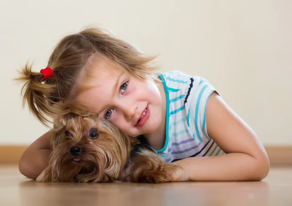 Liten flicka med yorkshire terrier — Stockfoto