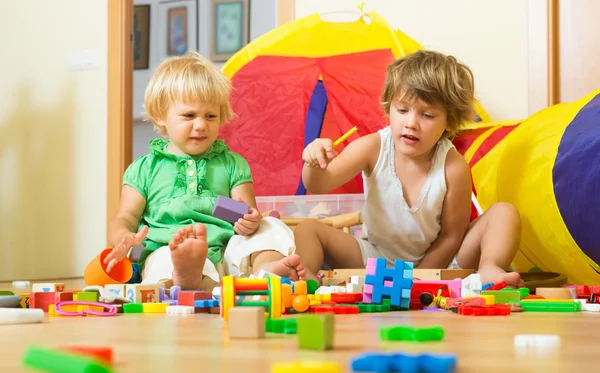 Little girls playing with blocks — Stock Photo, Image