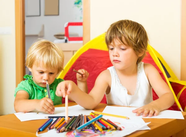 Bambini che giocano con le matite — Foto Stock