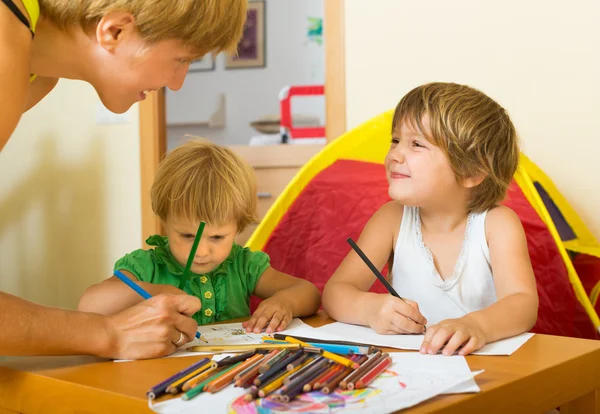 Moeder en kinderen tekenen met potloden — Stockfoto