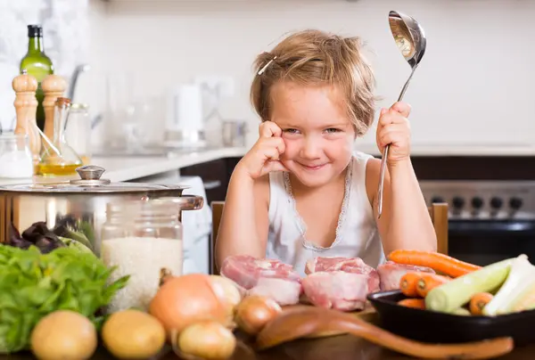 Dziewczynka w kuchni — Zdjęcie stockowe