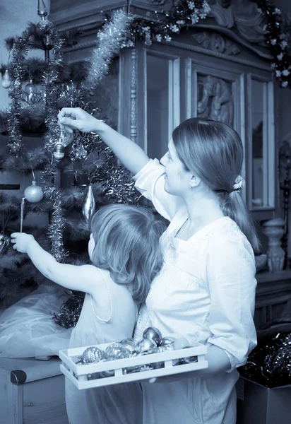 Madre y bebé decorando el árbol de Navidad — Foto de Stock