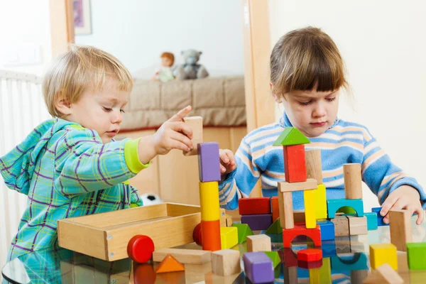 Zwei ruhige Kinder, die zu Hause spielen — Stockfoto