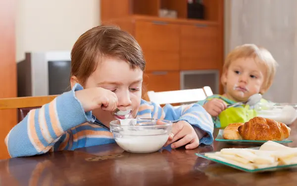 Two children eating dairy breakfast — Stock Photo, Image