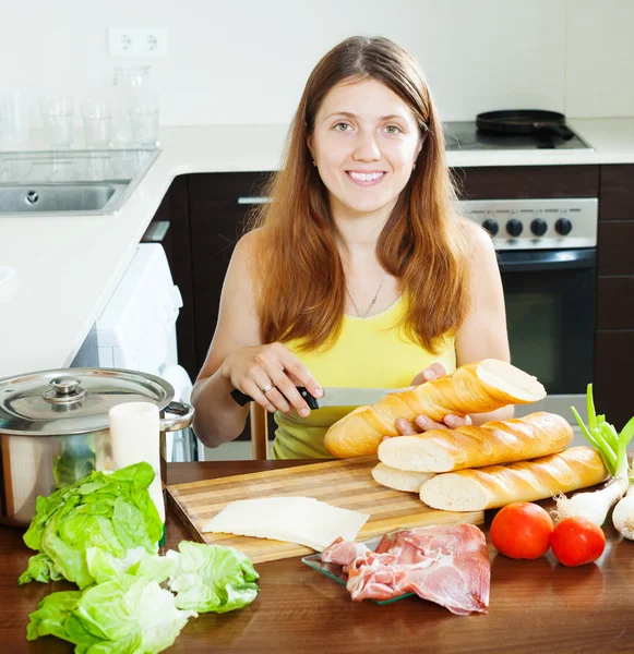 Girl cooking spanish sandwiches — Stock Photo, Image