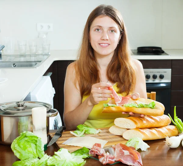 Woman cooking  bocadillo — Stock Photo, Image