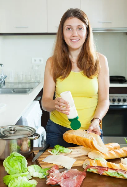 Frau kocht Sandwiches mit Mayonnaise — Stockfoto