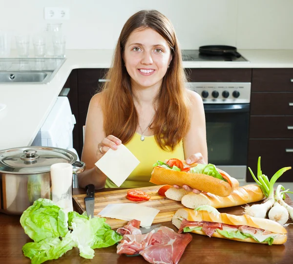 Femme cuisine sandwichs espagnols — Photo